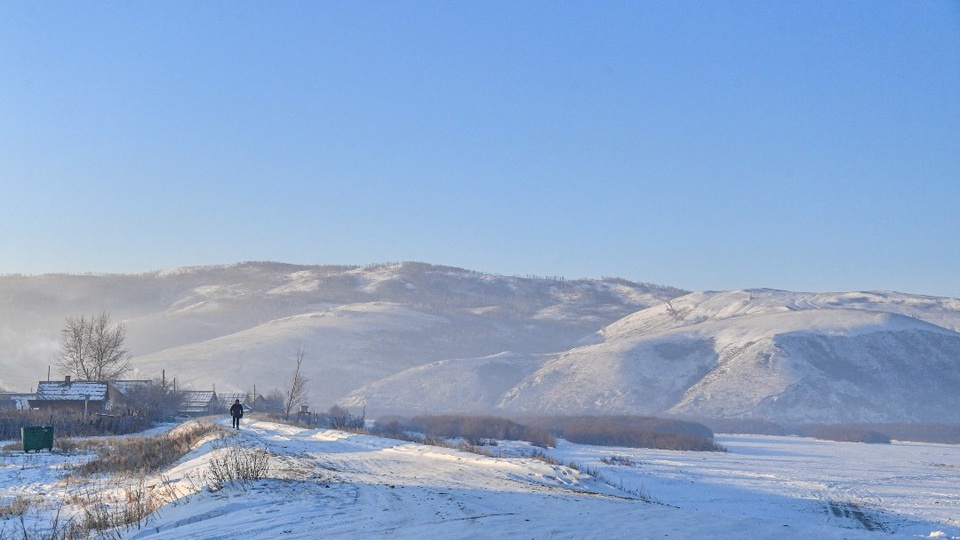 Лавина сошла на горе Мунку-Сардык, где недавно погибли туристы: в снежной ловушке могли оказаться четыре человека