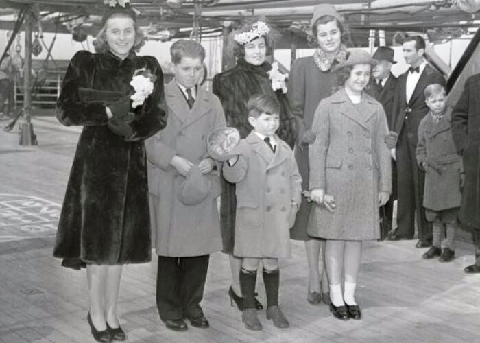    Кэтлин (слева) с матерью Роуз и младшими братьями и сестрами.