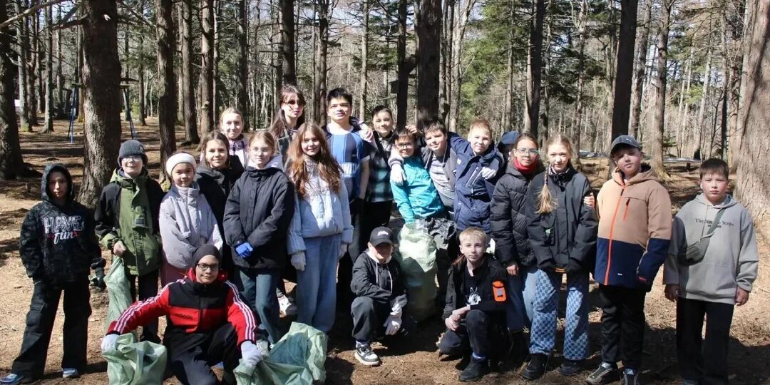 Ученики школы №6 провели экологическую акцию в городском парке