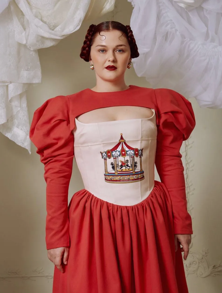 Красное платье с корсетом и каруселью — память о детстве.