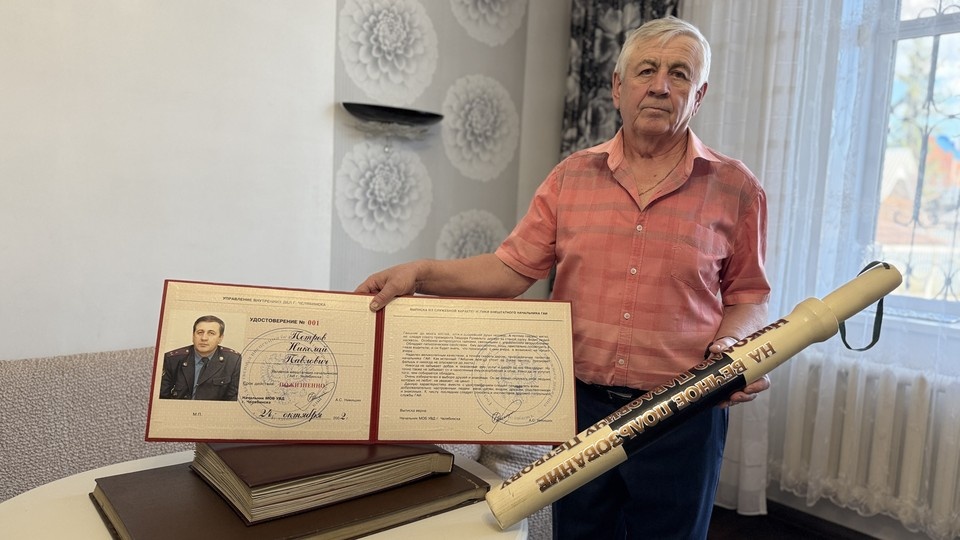    Николаю Павловичу вручили удостоверение внештатного начальника ГАИ и жезл. Фото: Госавтоинспекция Челябинской области, hornews.com