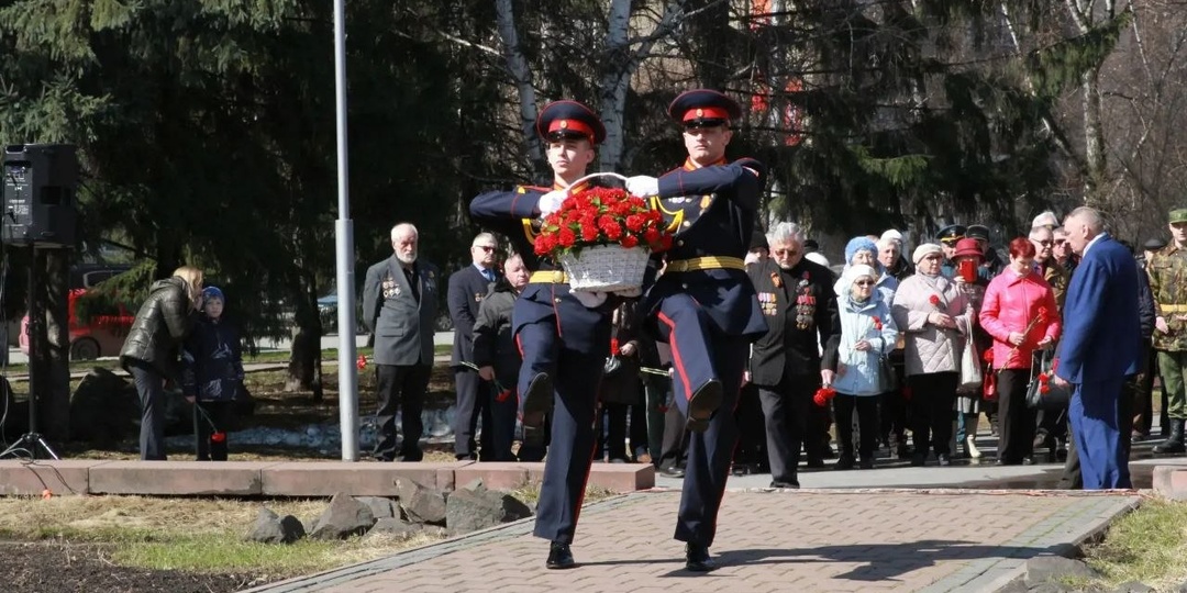 В Кемерове возложили цветы к скульптурной композиции «Ради жизни на земле» в связи с 40-летием катастрофы на Чернобыльской АЭС