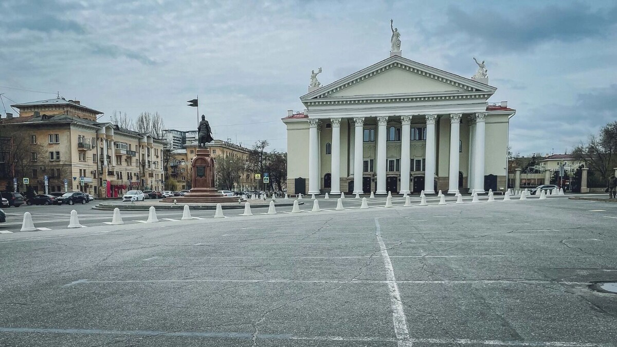    Совсем скоро пустынное пространство заполнит уличная мебель и экзотические растения.    novostivolgograda.ru