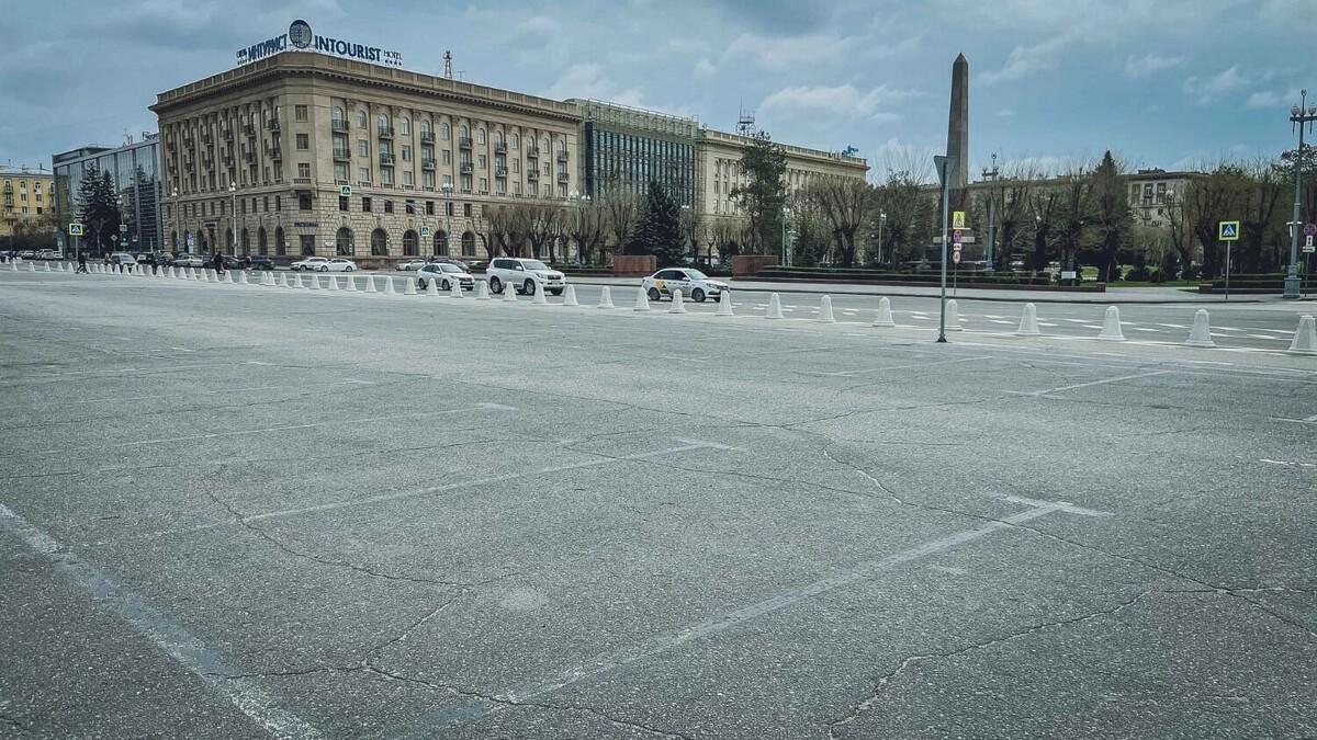    Совсем скоро пустынное пространство заполнит уличная мебель и экзотические растения.    novostivolgograda.ru