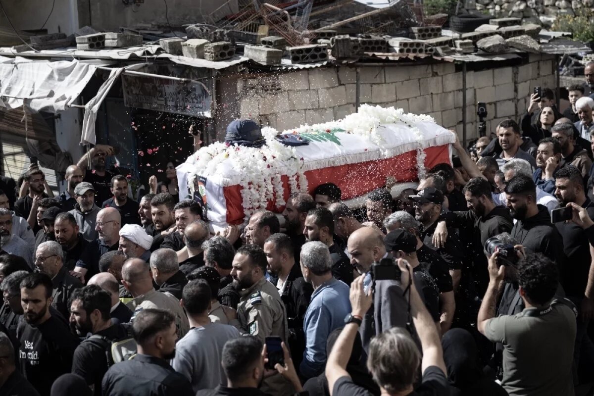    Люди пришли на церемонию похорон журналистки Амаль Халиль, которая была убита в результате израильского военного удара по деревне в Ливане.