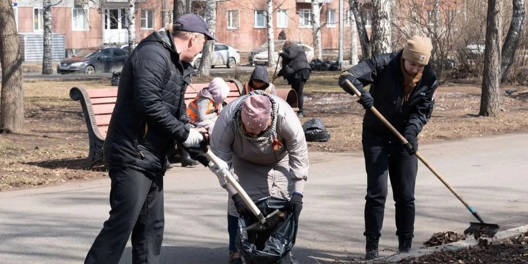 Свыше сотни жителей Центрального района присоединились к Всероссийскому субботнику в сквере Искусств
