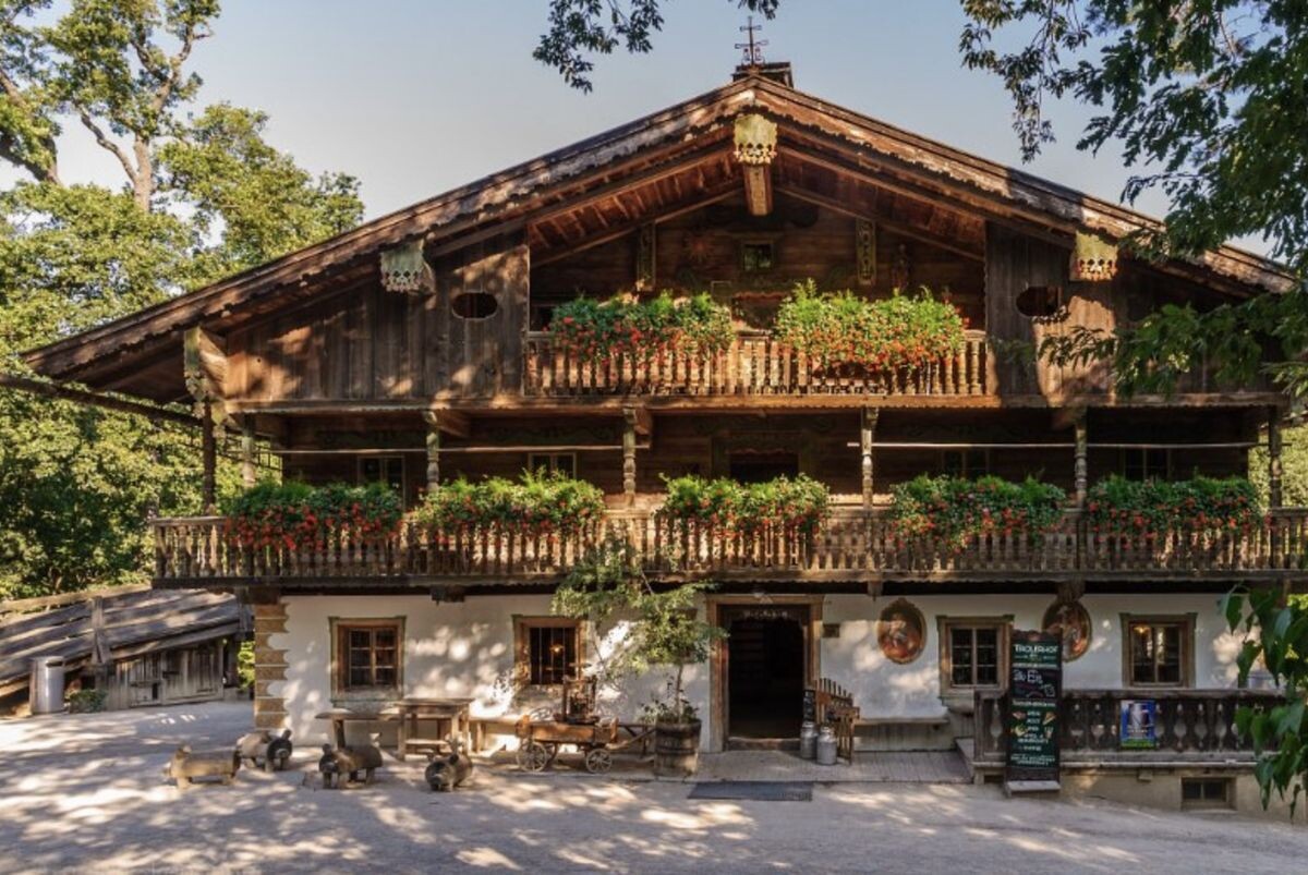 Классический шале с просторов интернеты, картинка лежит на компе уже лет 10