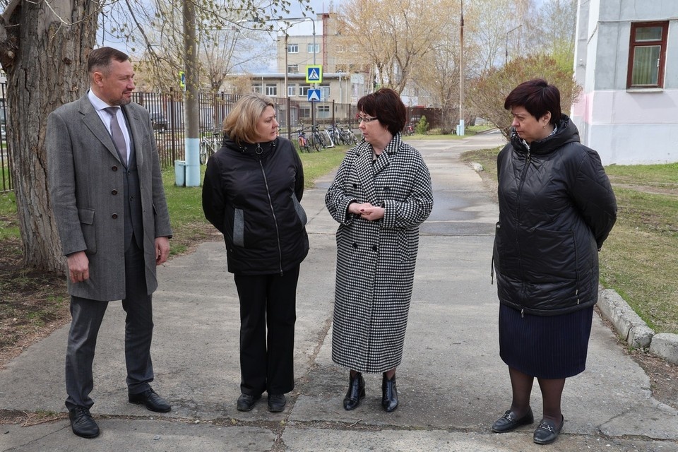    Школу посетила замминистра образования Свердловской области Ирина Серкова. Фото: пресс-служба администрации Каменска-Уральского
