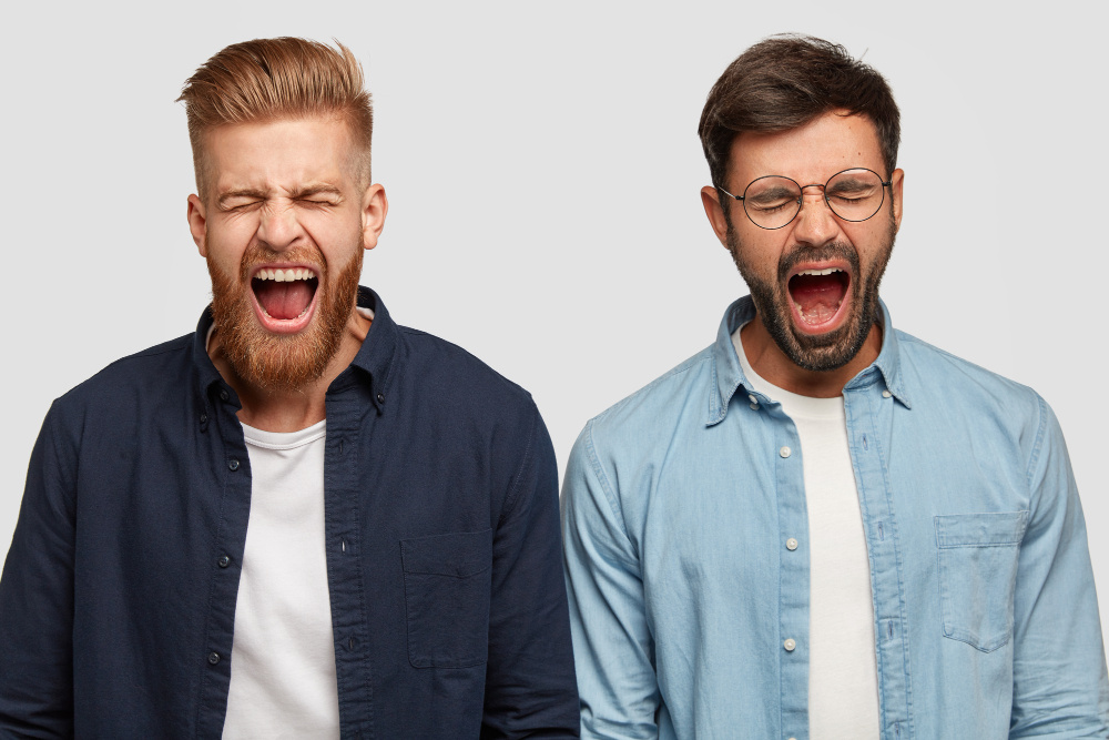 <a href="https://ru.freepik.com/free-photo/photo-annoyed-guys-produce-loud-yell_13759923.htm#fromView=search&page=2&position=6&uuid=86cc698a-7bbb-4ccb-a507-f48a4c8c45b0&query=%D0%B0%D0%B3%D1%80%D0%B5%D1%81%D1%81%D0%B8%D1%8F+%D0%B8+%D0%B7%D0%BB%D0%BE%D1%81%D1%82%D1%8C">Изображение от wayhomestudio на Freepik</a>