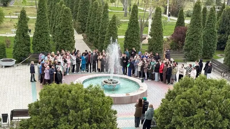 В Астраханском онкодиспансере прошёл большой субботник «Мы за чистоту»