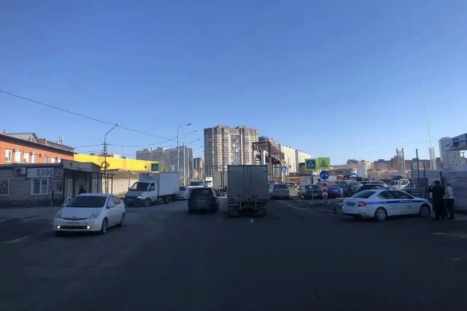    Юноша пересекал дорогу по ходу движения автомобиля. Фото: пресс-служба ГАИ Новосибирска.