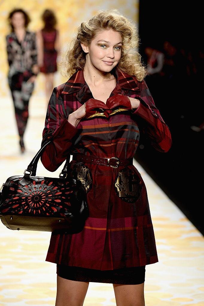    Показ Desigual стал одним из первых шагов Джиджи на мировых подиумах