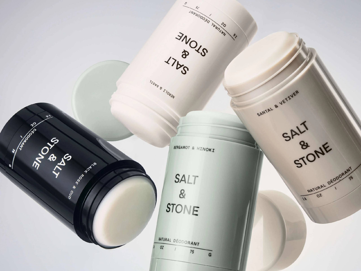 Лидер на Amazon и в Sephora - марка Salt & Stone, бестселлером которой является дезодорант Santal & Vetiver с ароматом, напоминающим дорогой парфюм Santal 33 Le Labo. 