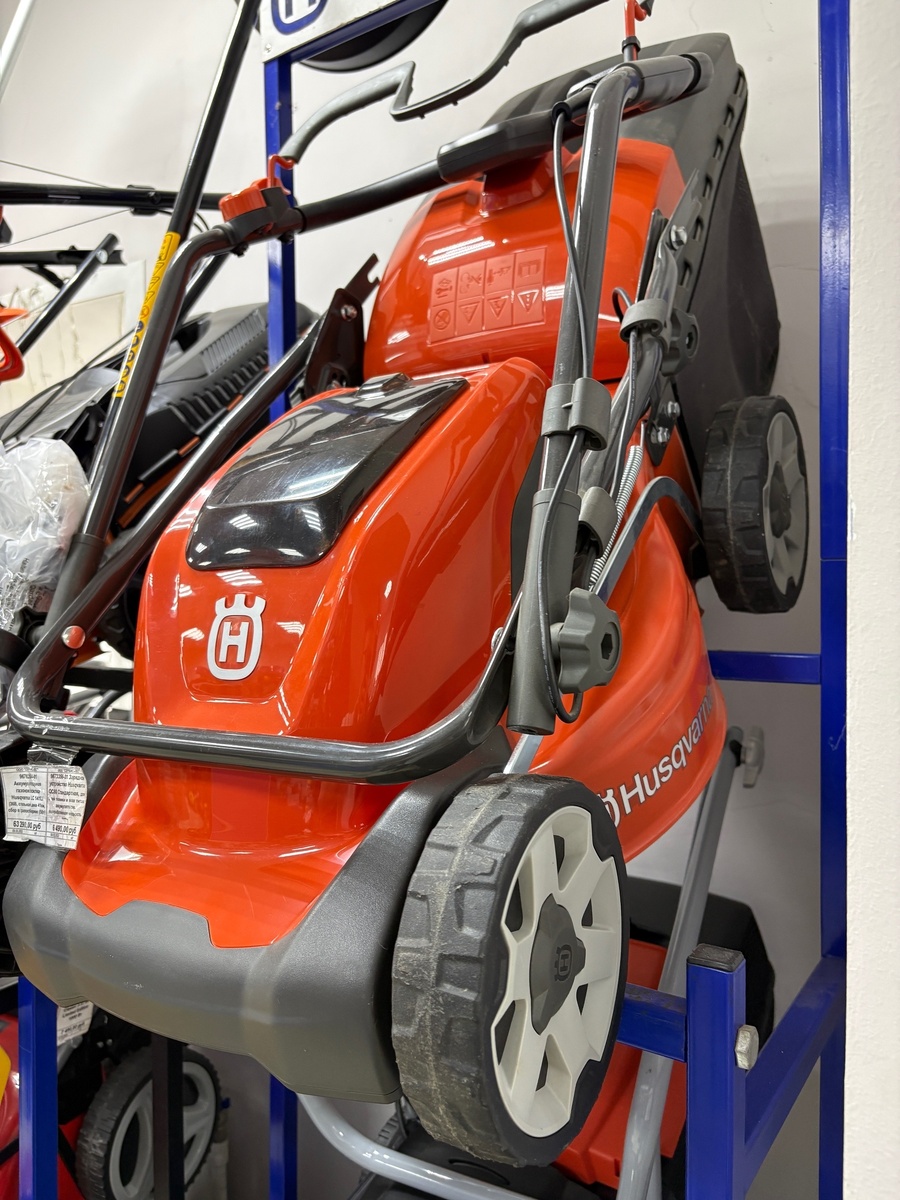 Аккумуляторная газонокосилка Husqvarna LC 141Li