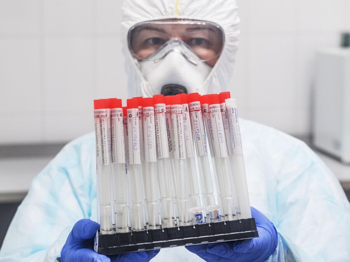    Лаборант "Инвитро" держит в руках пробирки с биоматериалом для тестирования на коронавирусную инфекцию | © РИА Новости / Илья Питалев