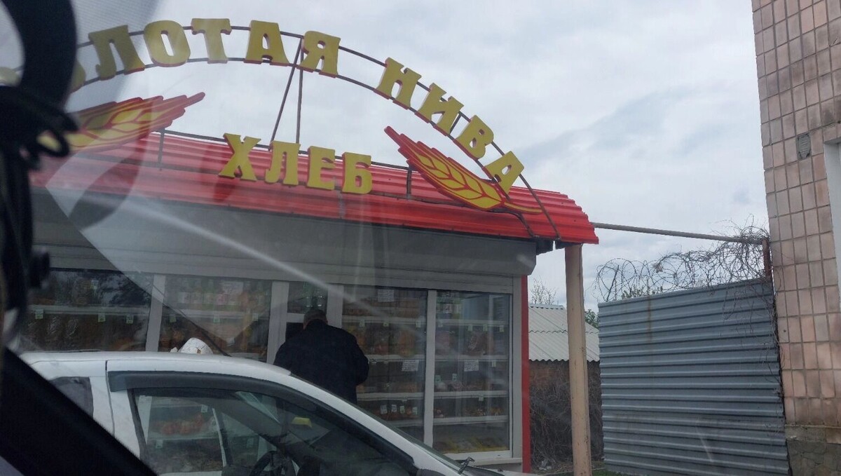    «Вонища стоит несусветная»: почти в центре Гукова из люка постоянно течет канализация   Светлана Авдеева / rostovgazeta.ru