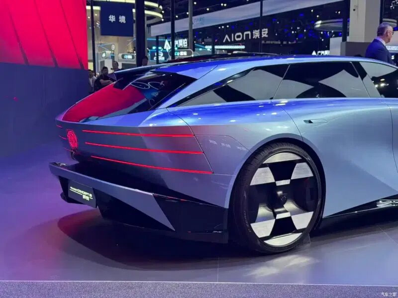 Дизайн задней части повторяет дизайн передней части с выступающим нижним бампером.