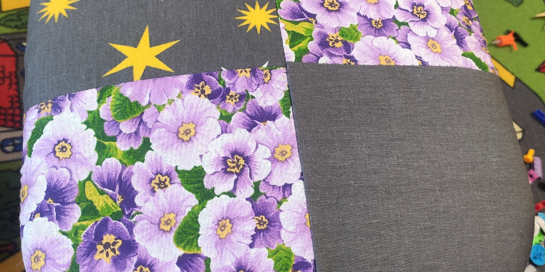 Чехол для табуретки сшила я, один из четырёх.