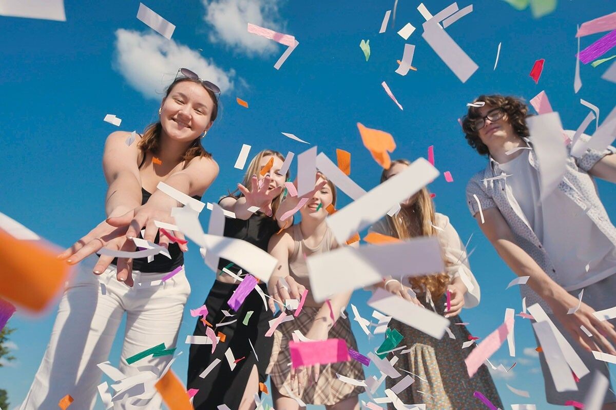 Не ограничивайтесь современными песнями. Когда из колонок доносится что-то знакомое с детства, градус ностальгии подскакивает мгновенно. Источник: WorldStockStudio / Shutterstock / FOTODOM📷
