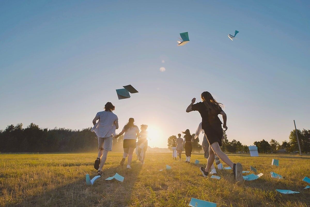 Интересно, что популярные песни про выпускной — это не всегда свежие релизы: иногда трек, записанный еще при кассетных магнитофонах, способен взорвать танцпол так, как новинкам и не снилось. Источник: WorldStockStudio / Shutterstock / FOTODOM📷
