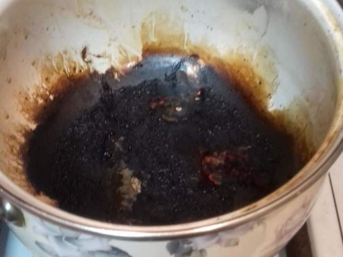 Хитрый способ снять нагар с пригоревшей кастрюли. Скоблить не придется - гарь сама отскакивает!