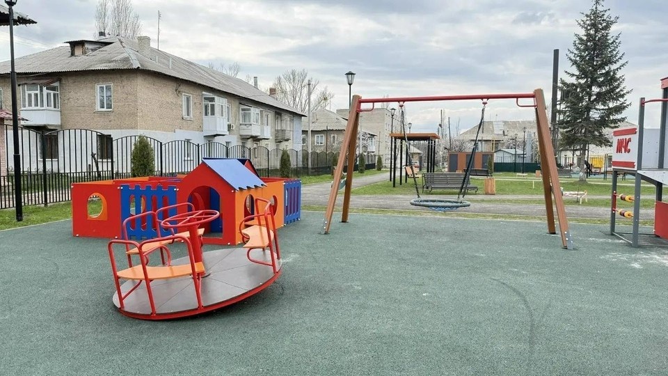    В Лутугино вандалы сломали карусель на детской площадке. ФОТО: Администрация Лутугинского муниципального округа