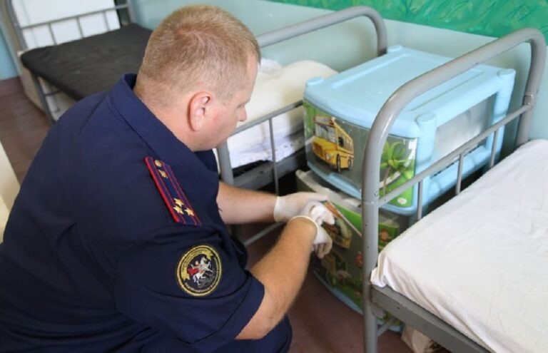 Посадили бросившую с размаху на пол 2-месячного сына пьяную мамашку из Брянска