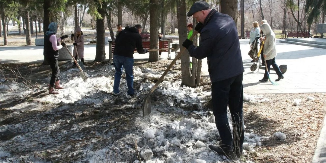 В Заводском районе участники Всероссийского субботника привели в порядок сквер Героев Гражданской войны