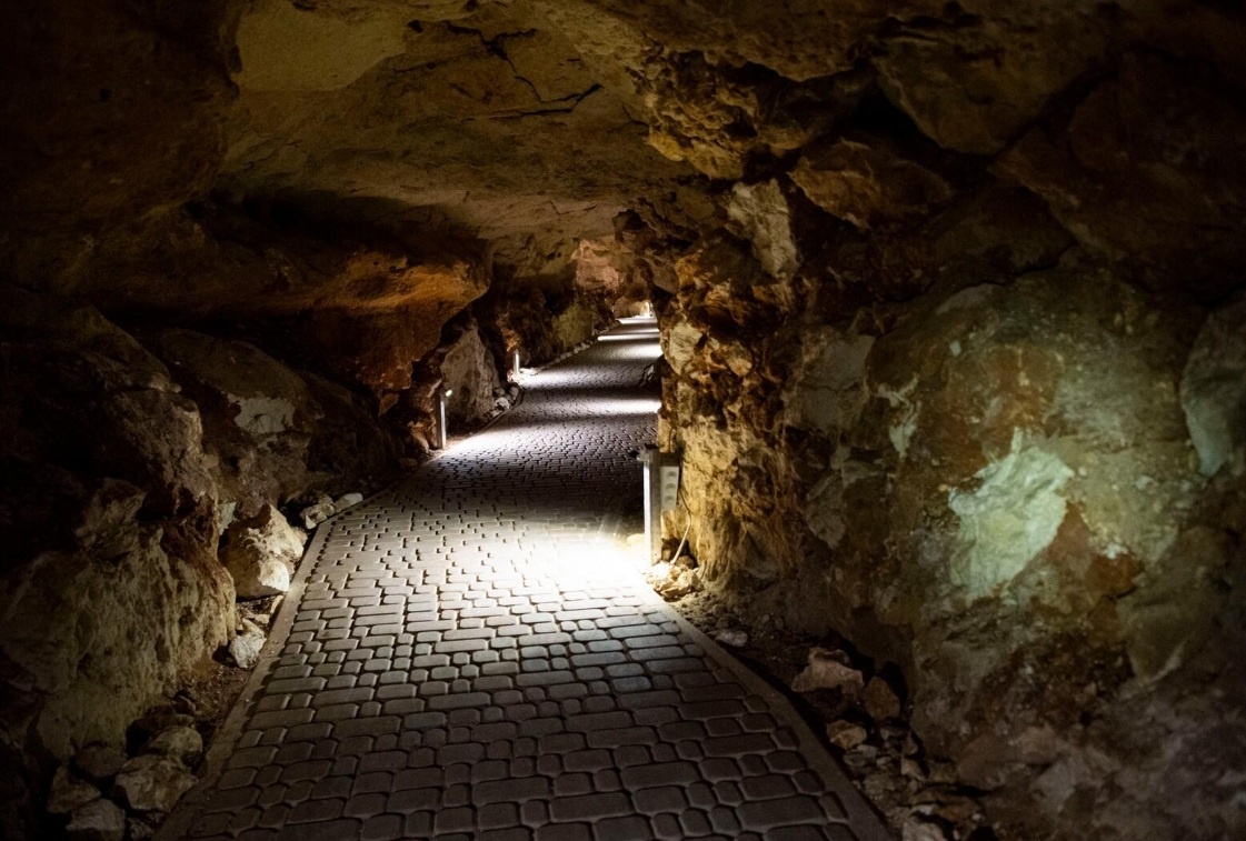 Ходить внизу сплошное удовольствие - пол выстелен плиткой