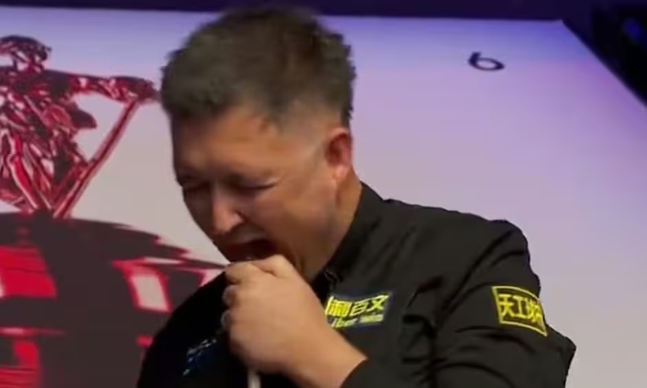 Кайрен Уилсон раздражен своим кием. Фото: скриншот BBC Sport