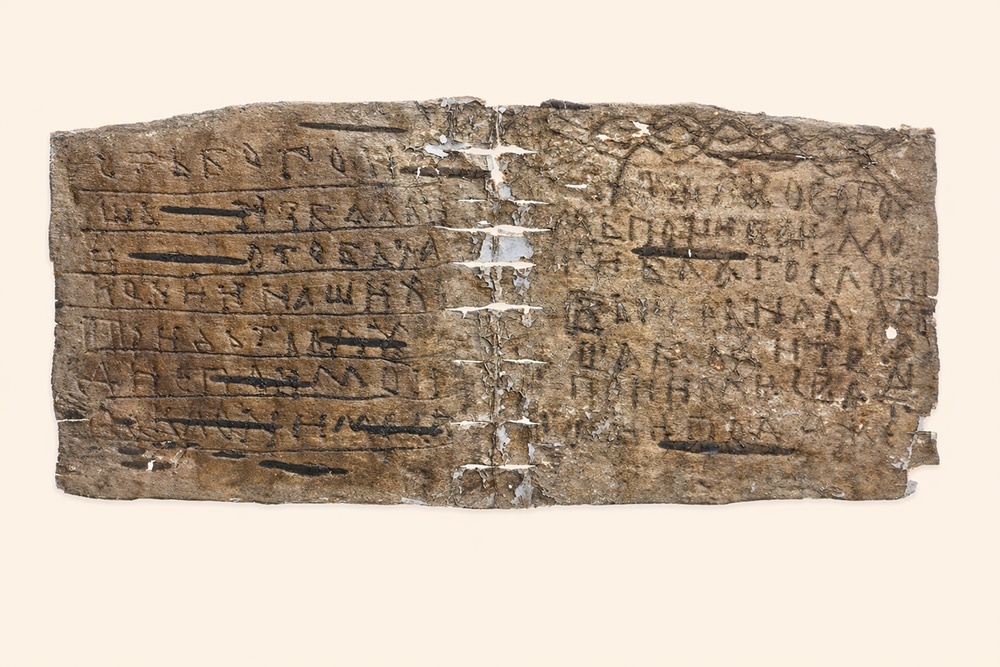    Берестяная книжечка. / Фото: Новгородский музей-заповедник