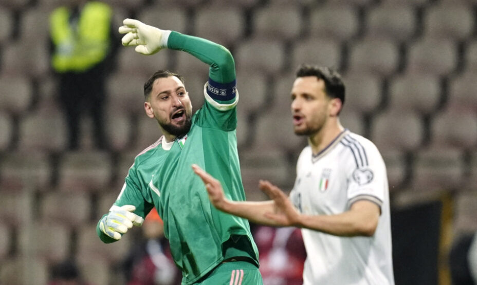    Италия проиграла Боснии и должна пропустить третий ЧМ по футболу подряд по спортивным причинам. Фото: Reuters/Matteo Ciambelli