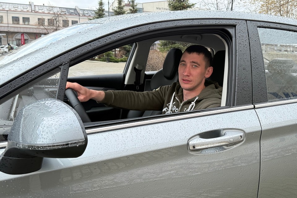    Мужчине вручили ключи от Baic U5 Plus с ручным управлением. Фото: пресс-служба Фонда «Защитники Отечества» по Свердловской области