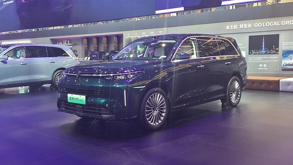 Также на автосалоне дебютировала и версия Wey V9X с традиционным гибридом.