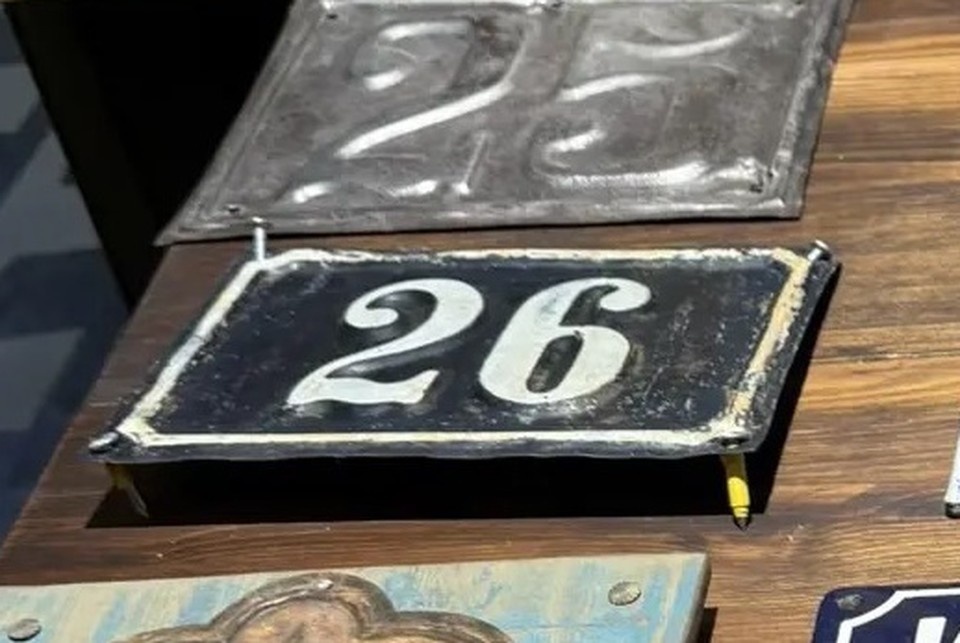    Эта фасадная табличка отлично сохранилась, потому что использовалась в качестве дверного номера. Мария ГИЧЕНКО