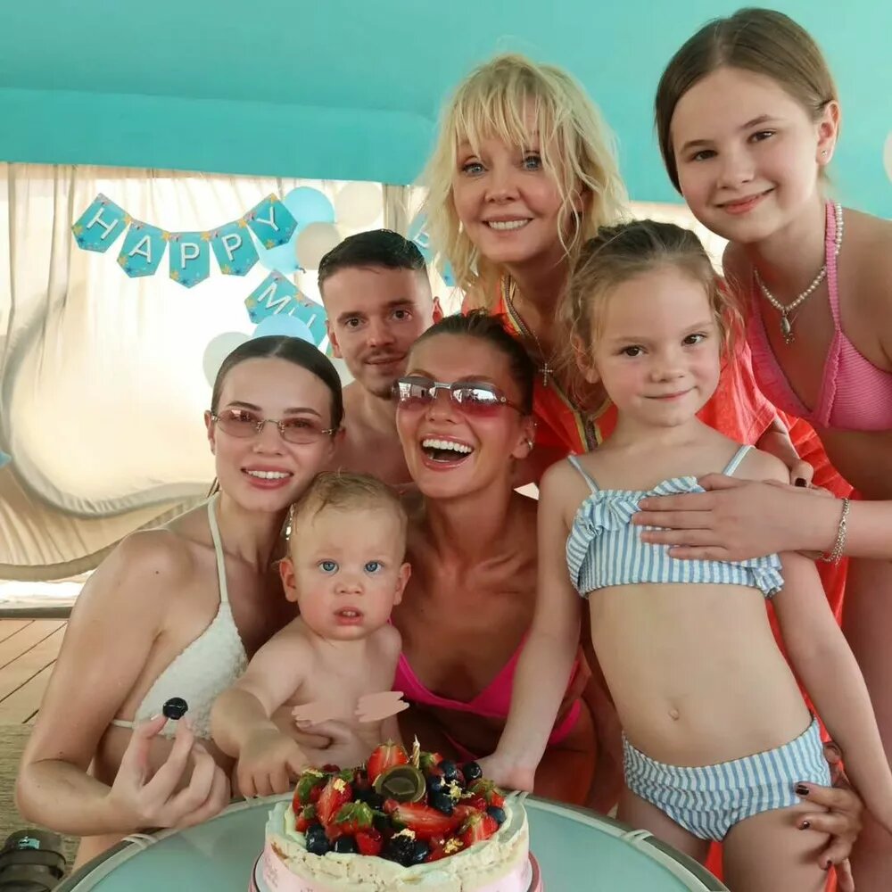 Валерия с семьей📷
