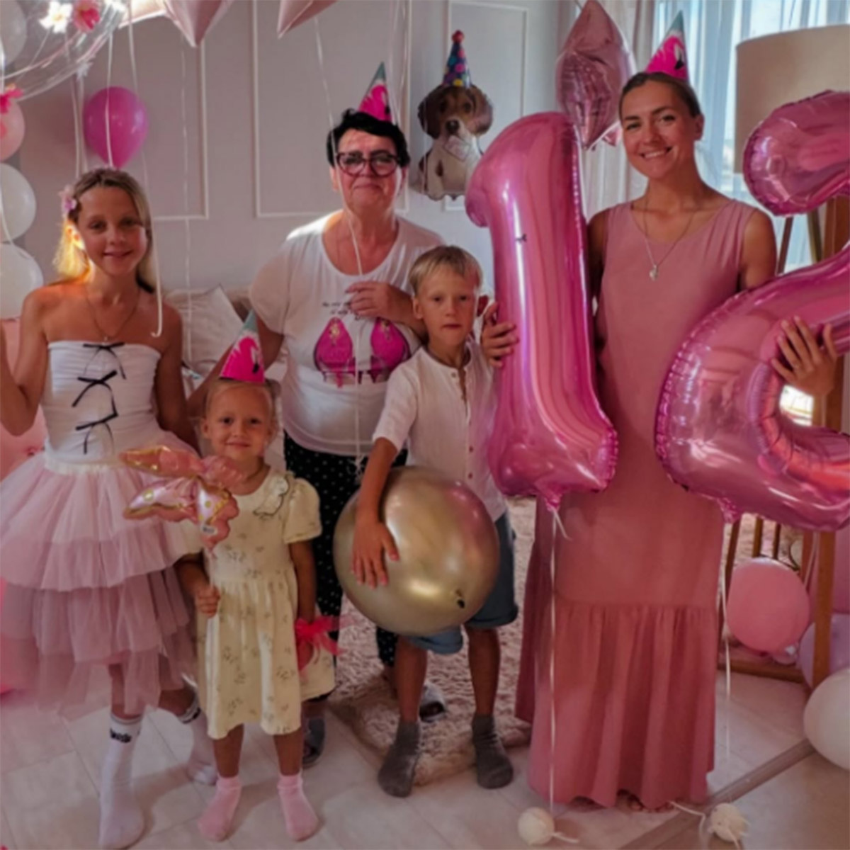    Маша Круглыхина с мамой и тремя детьми. Фото: соцсети