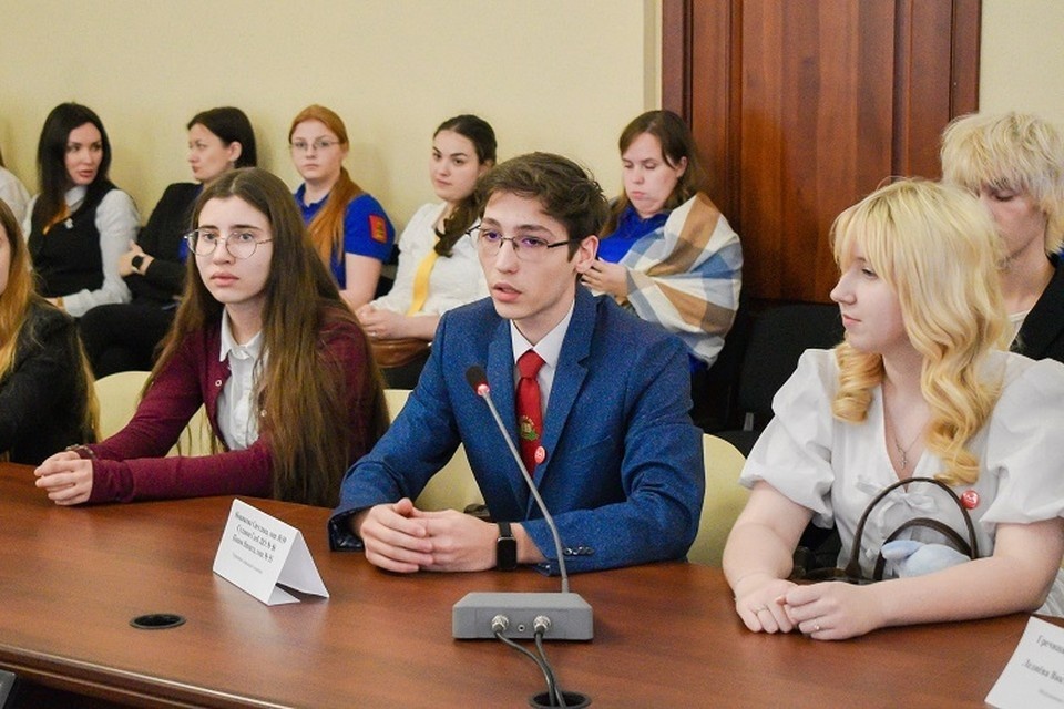    Школьники на один день вели в кресло руководителей города. Фото: пресс-служба администрации Твери