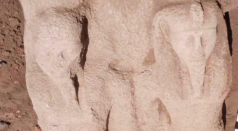    Фрагмент обнаруженной статуи Рамсеса II. / Фото: mota.gov.eg