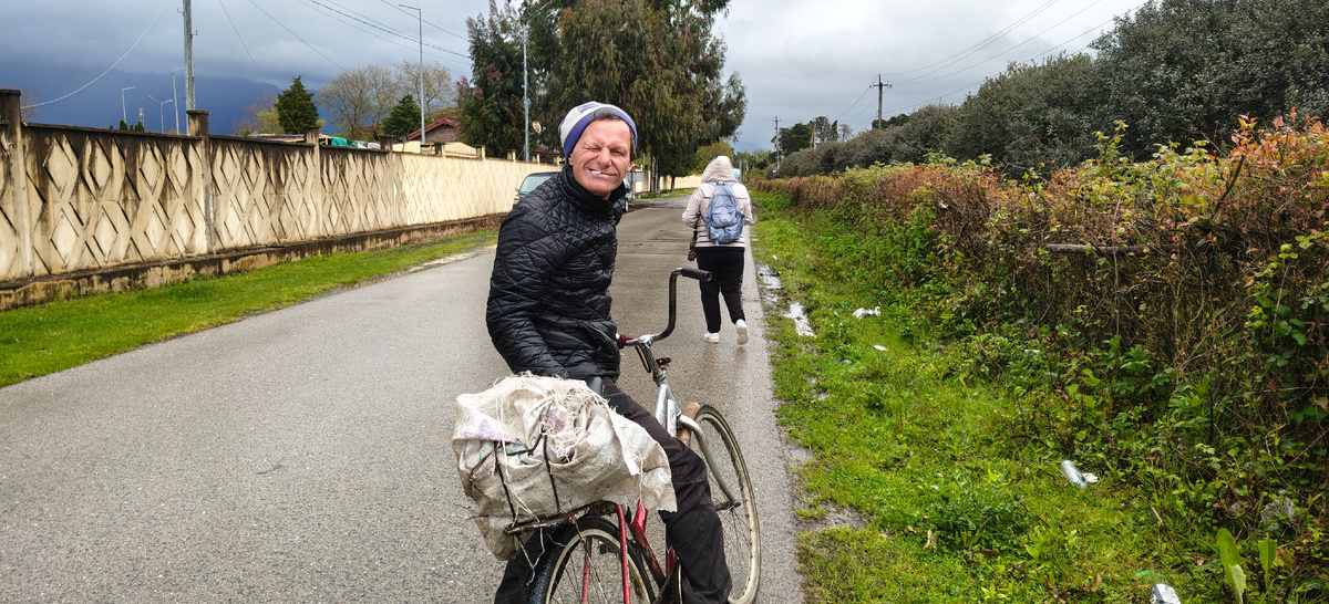 Общаются с удовольствием😃. Всё какое то для них развлечение
