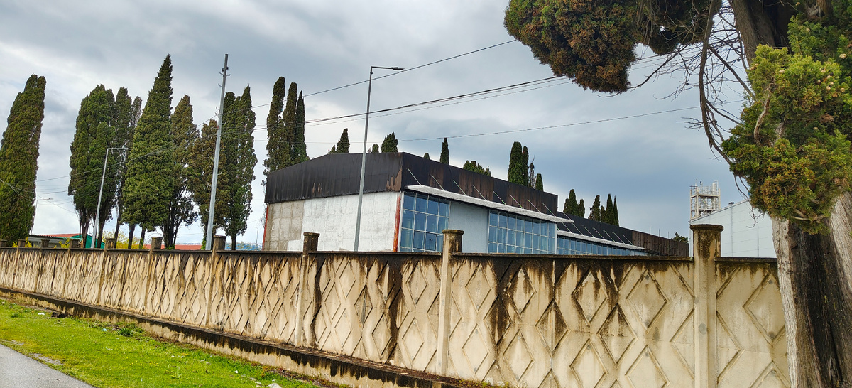 Вот и завод за забором