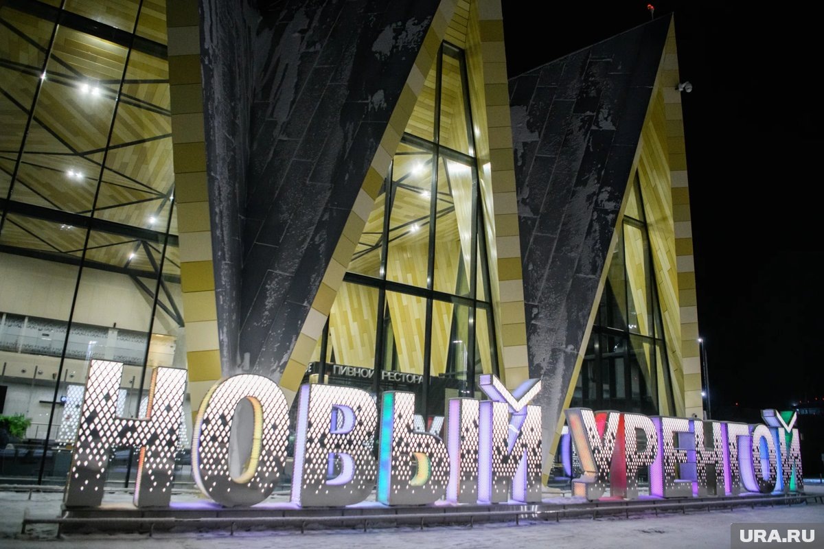     Самолет должен был вылететь из Нового Уренгоя в 15:00