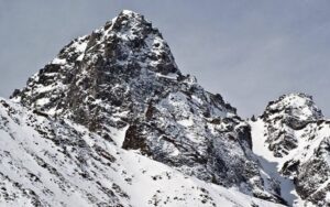 Четверо туристов оказались погребены под лавиной при восхождении на пик Конституции в Бурятии