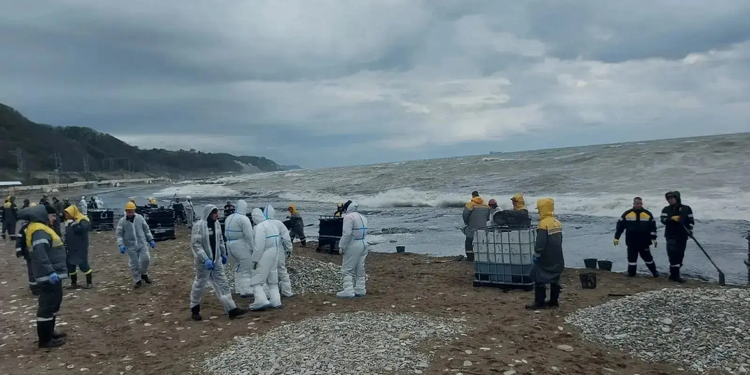 Продолжают ликвидировать разлив нефтепродуктов в Туапсе