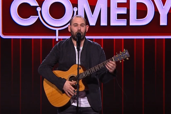 Комедийный актер, сценарист и исполнитель Семен Слепаков во время съемок 15-го сезона комедийного шоу Comedy Club, 2019 г. / Comedy Club, ТНТ   📷