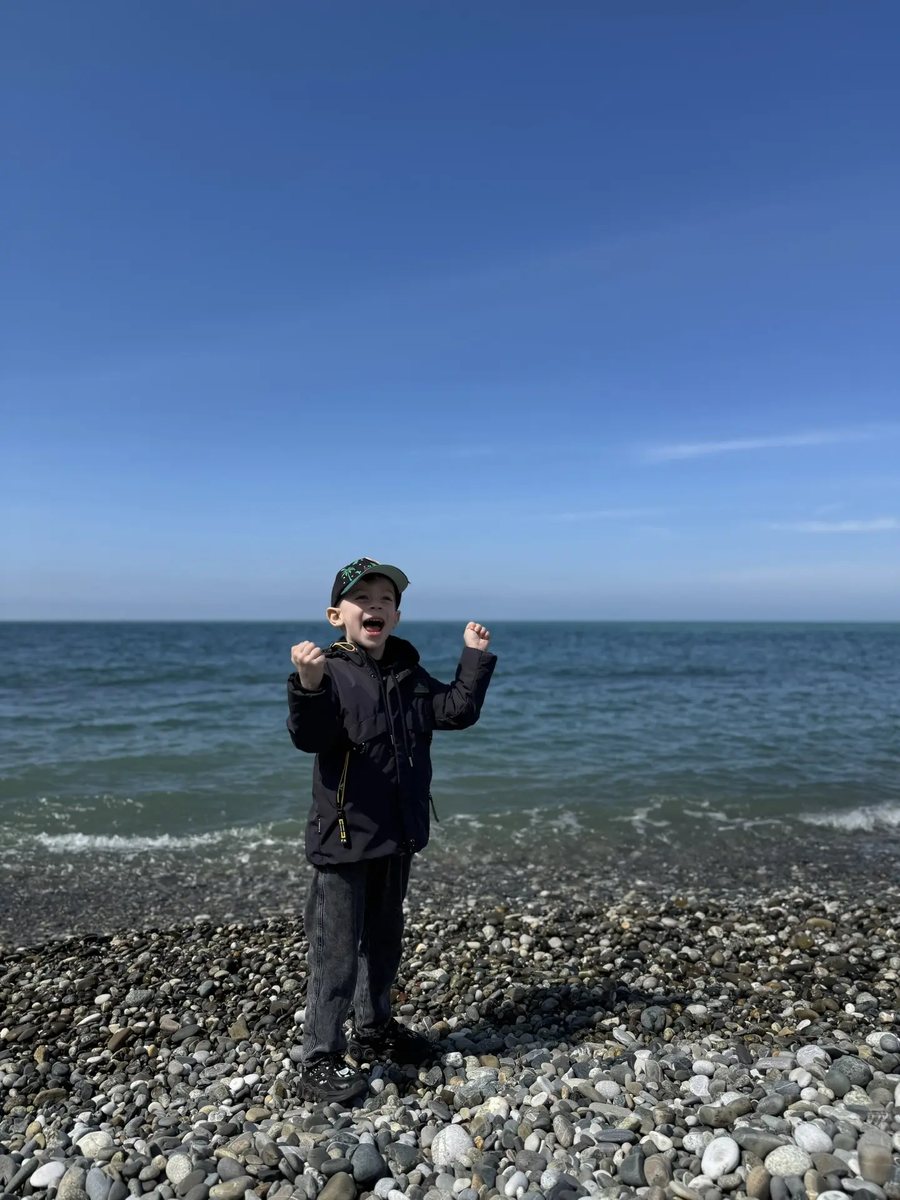 Пляж у санатория свой, так и называется - пляж "Бургас"