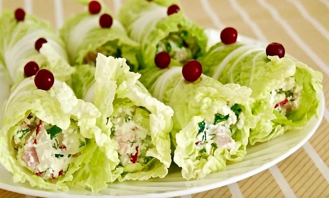 Рулетики из пекинской капусты с сыром и ветчиной.
