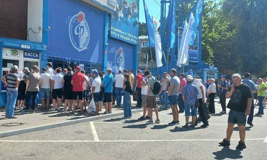    Болельщики «Факела» верят в возвращение команды в РПЛ. Фото: Дмитрий Темников «КП Спорт»