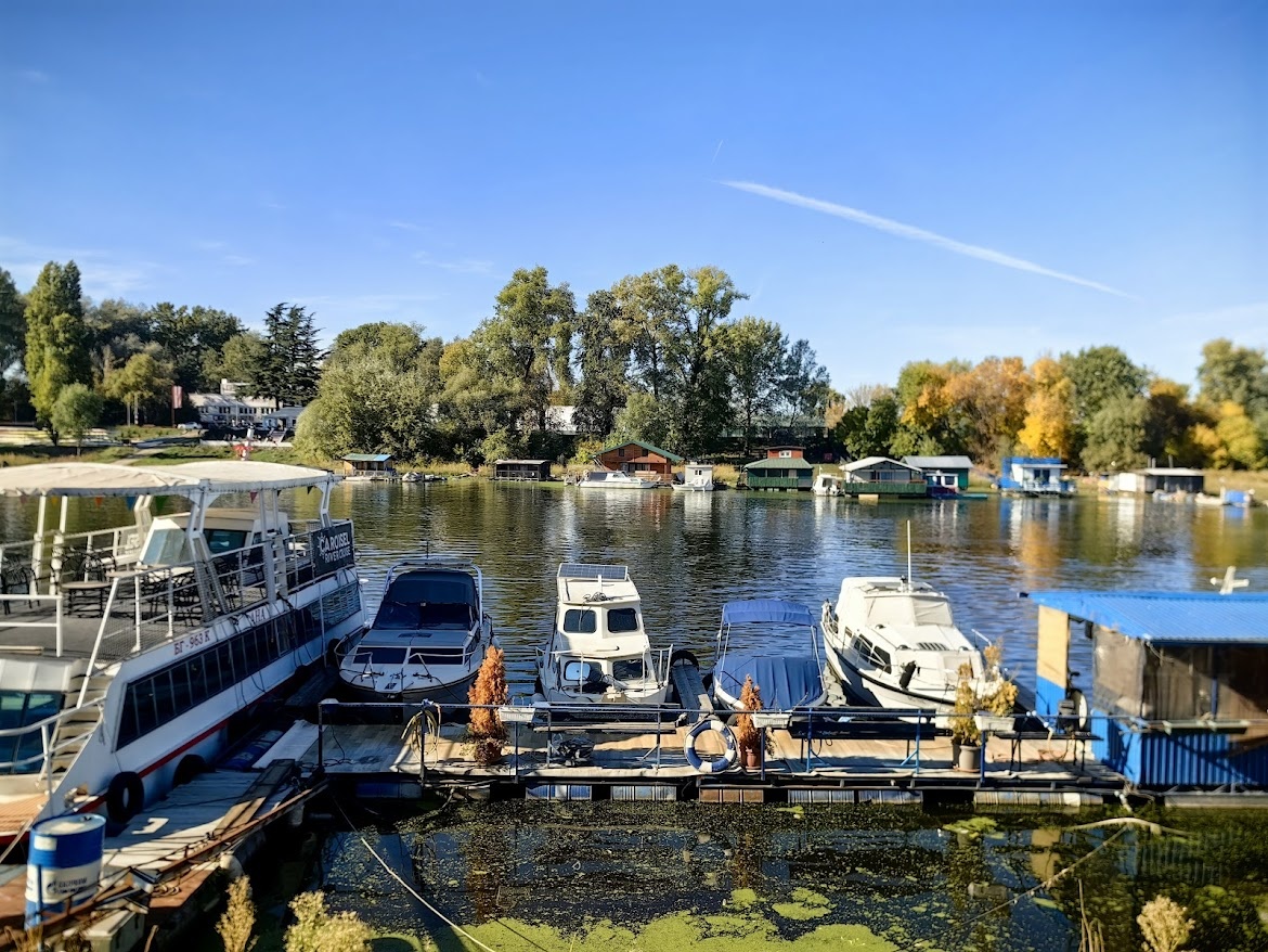 Посмотрите на противоположный берег реки Савы. Миленькие домики, правда?