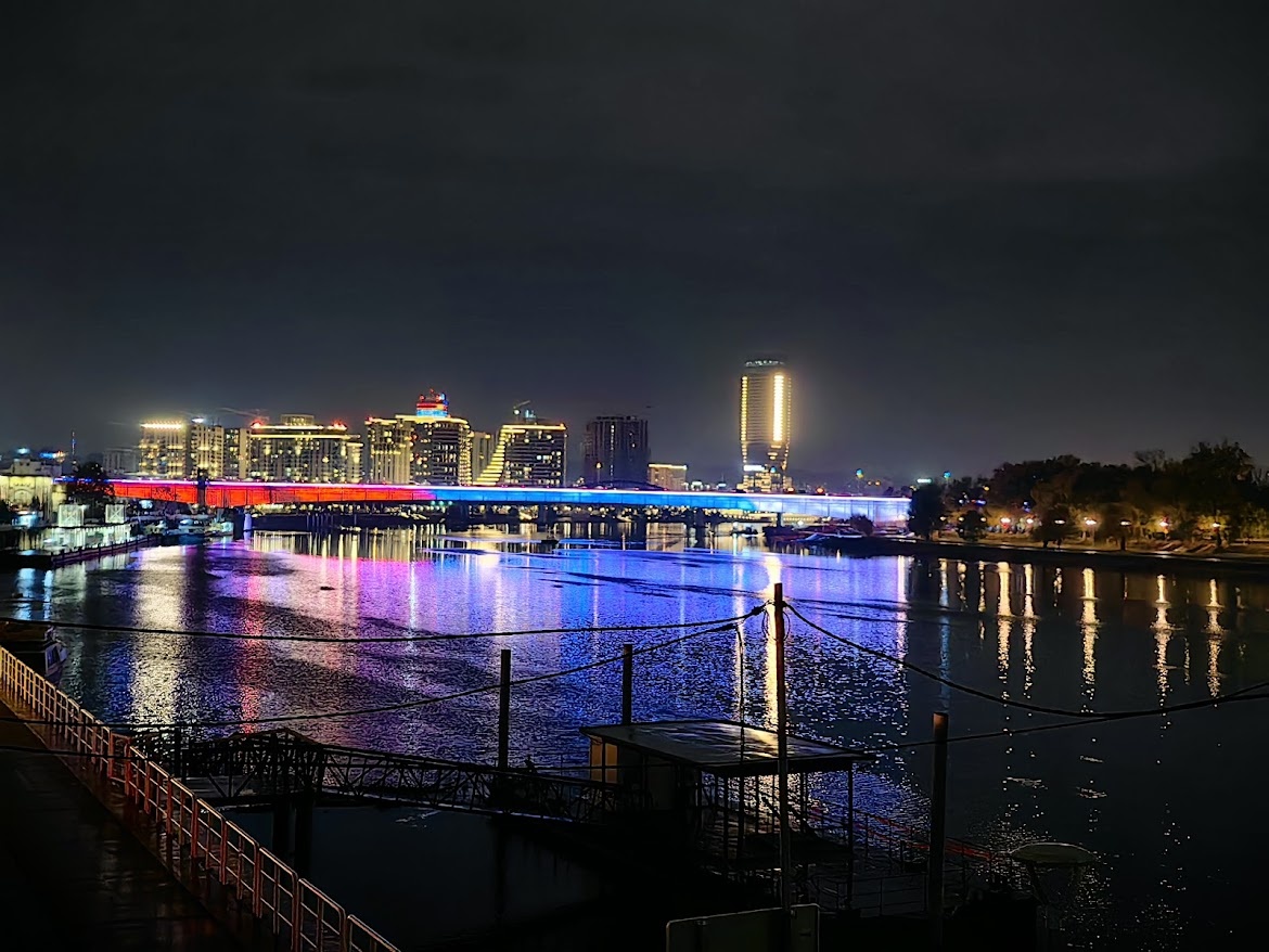 Сплавы с дискотекой слева, возле моста. Классная атмосфера. 